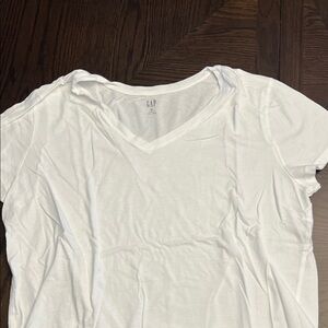 GAP Crisp White V-Neck Tee